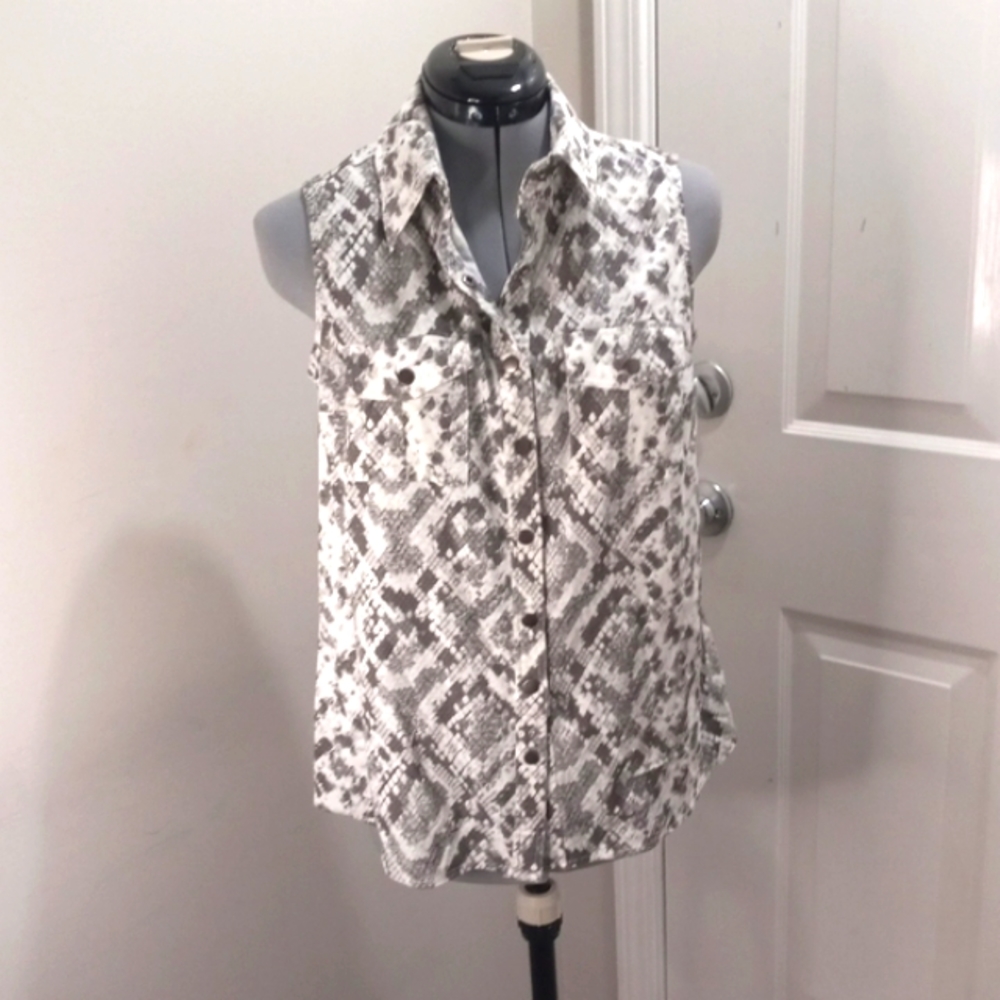 LuLaRoe Sz XS Snap Front Blouse - Picture 4 of 4